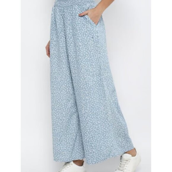 American Eagle Blue Floral Wide Leg Pants Cotton Smocked Waist Size Medium - Picture 2 of 7